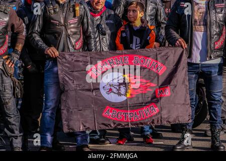 Melbourne, Australie. 09e mai 2021. Les membres de la charte australienne tiennent la bannière du club de moto Night Wolves pendant la course à vélo du jour de la victoire. (Photo par Alexander Bogatirev/SOPA Images/Sipa USA) crédit: SIPA USA/Alay Live News Banque D'Images