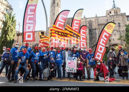 Barcelone, Catalogne, Espagne. 10 mai 2021. Les manifestants sont vus avec des drapeaux de syndicats bancaires.quelque 1,500 travailleurs de la banque espagnole BBVA ont été convoqués par les syndicats bancaires de Catalogne devant un siège de banque à Barcelone contre le dossier de réglementation de l'emploi (ERE) qui affecte le licenciement de près de 3,800 employés. Credit: Thiago Prudencio/DAX/ZUMA Wire/Alay Live News Banque D'Images