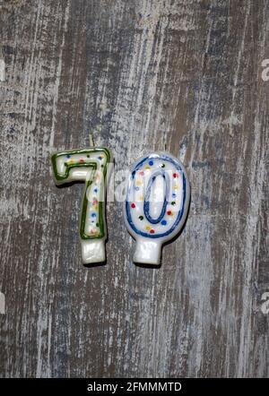 Photo verticale des bougies d'anniversaire avec le numéro 70 un fond en bois Banque D'Images