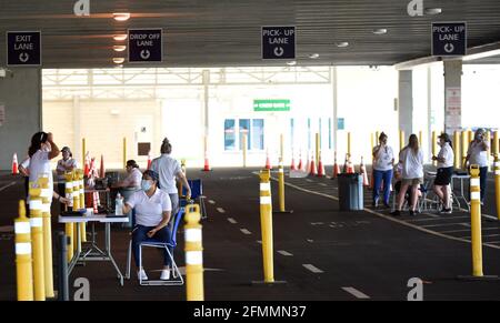 Port Canaveral, États-Unis. 10 mai 2021. Le personnel médical du centre médical de Parrish attend que les gens arrivent à un trajet de la COVID-19 par la clinique de vaccination pour les employés de Port Canaveral, les travailleurs des hôtels et des restaurants locaux et les résidents de la communauté de Port Canaveral. Les 200 premières personnes qui ont été vaccinées ont reçu un bon pour une croisière du Casino Victory pour deux à mesure que la demande américaine pour le vaccin diminue. Crédit : SOPA Images Limited/Alamy Live News Banque D'Images