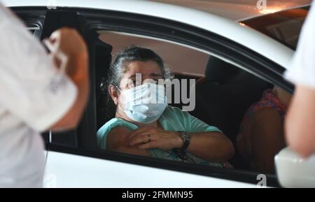 Port Canaveral, États-Unis. 10 mai 2021. CAREN Stewart tient le bras après avoir reçu un vaccin Moderna COVID-19 lors d'un trajet en voiture à travers la clinique de vaccination pour les employés de Port Canaveral, les travailleurs des hôtels et restaurants locaux et les résidents de la communauté de Port Canaveral. Les 200 premières personnes qui ont été vaccinées ont reçu un bon pour une croisière du Casino Victory pour deux à mesure que la demande américaine pour le vaccin diminue. (Photo de Paul Hennessy/SOPA Images/Sipa USA) crédit: SIPA USA/Alay Live News Banque D'Images