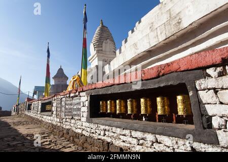 Stupa bouddhiste ou chorten avec drapeaux de prière et roues sur le chemin de Lukla à bazar de Namche dans le village de chairikharka près du village de chheplung, Khumbu va Banque D'Images