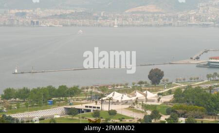 KONAK, TURQUIE - 29 avril 2020 : place Konak, municipalité d'Izmir, tour de l'horloge d'Izmir et vue sur l'embarcadère de konak depuis Varyant. izmir. Turquie Banque D'Images