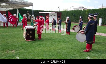 Manisa, TURQUIE - avril 2019 : le groupe Ottoman Mehter joue de la musique Mehter Banque D'Images