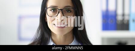Portrait d'un médecin souriant avec des lunettes dans le bureau médical Banque D'Images