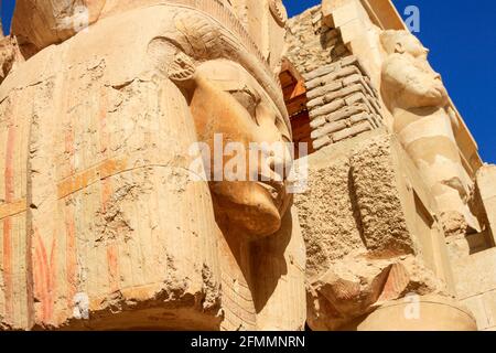 Colonne de Hathor sculptée au temple mortuaire de Hatshepsut, ou Djeser-Djeseru, près de la vallée des Rois, en haute-Égypte Banque D'Images