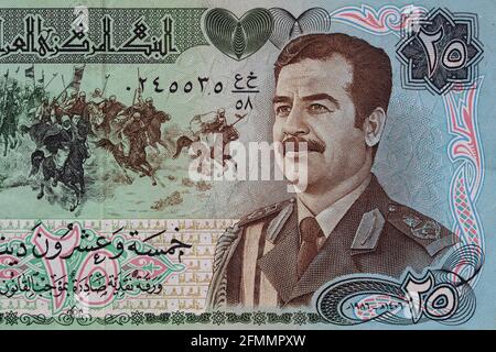 Fragment de 25 billets de dinar iraquiens émis en 1986 pour objectif de conception Banque D'Images