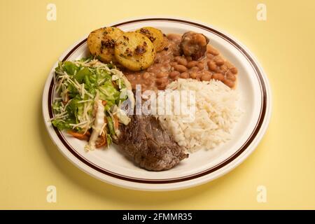 Plat typiquement brésilien avec riz, haricots, viande, salade de feuilles vertes et pomme de terre Banque D'Images