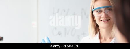 Médecins les scientifiques sont debout à côté du tableau blanc Banque D'Images