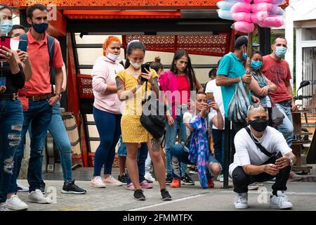 Medellin, Antioquia, Colombie - Mars 27 2021: Une jeune femme asiatique prend des photos au milieu d'un groupe de femmes latines qui regardent la danse Banque D'Images