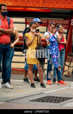 Medellin, Antioquia, Colombie - Mars 27 2021: Une jeune femme asiatique prend des photos au milieu d'un groupe de femmes latines qui regardent la danse Banque D'Images