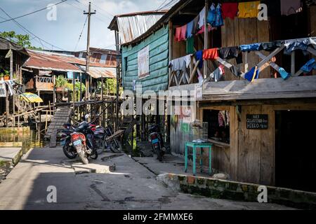 Belen est au bord de la ville d'Iquitos et abrite des maisons flottantes et des maisons sur pilotis, où la pauvreté est la règle Banque D'Images