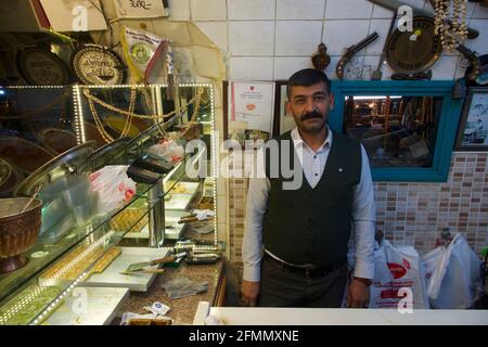 Commerçant dans la boutique de desserts, Sanliurfa, Turquie Banque D'Images