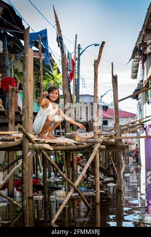 Belen est au bord de la ville d'Iquitos et abrite des maisons flottantes et des maisons sur pilotis, où la pauvreté est la règle Banque D'Images