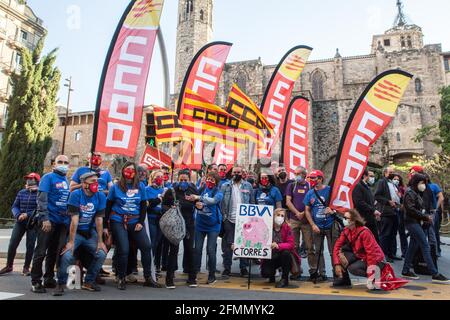 Barcelone, Espagne. 10 mai 2021. Les manifestants ont des drapeaux sur les syndicats bancaires pendant la manifestation.quelque 1,500 travailleurs de la banque espagnole BBVA ont été convoqués par les syndicats bancaires de Catalogne devant le siège d'une banque à Barcelone contre le dossier de réglementation de l'emploi (ERE) qui affecte le licenciement de près de 3,800 employés. Crédit : SOPA Images Limited/Alamy Live News Banque D'Images