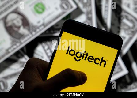 Chine. 21 avril 2021. Dans cette illustration, le logo Logitech de la société suisse d'électronique est affiché sur un smartphone avec une devise en dollars américains (USD) en arrière-plan. (Photo de Budrul Chukrut/SOPA Images/Sipa USA) crédit: SIPA USA/Alay Live News Banque D'Images