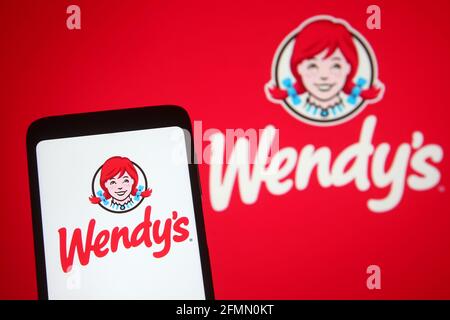 Ukraine. 10 mai 2021. Dans cette illustration, le logo de Wendy d'une chaîne de restauration rapide internationale américaine est visible sur un smartphone et un écran d'ordinateur. Credit: Pavlo Gonchar/SOPA Images/ZUMA Wire/Alay Live News Banque D'Images