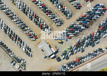 Lot de vente aux enchères sur voiture distribué en rangées de voitures d'occasion terminal de cour en stationnement Banque D'Images