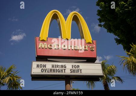Le logo Golden Arches avec une annonce d'emploi de nuit est visible dans un restaurant McDonald's de Tigard, Oregon, le mardi 4 mai 2021, au printemps d'une pandémie. Banque D'Images