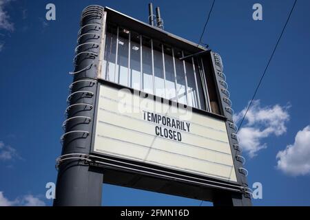 Gros plan sur le panneau d'affichage abîmé vu à l'extérieur du site temporairement fermé de Regal Cinemas à Tigard, Oregon, le mardi 4 mai 2021. Banque D'Images