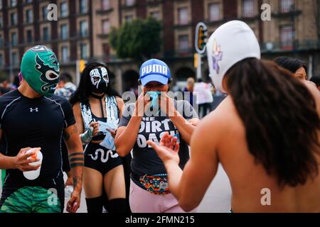 Mexique, Mexique. 10 mai 2021. Un muter porte un masque de visage donné par les Luchadores mexicains. « la Brigade deux des trois chutes », appelée par le Mexican City Youth Institute, a fait un tour de Madero Street dans le centre historique en encourageant l'utilisation de masques de visage puisque la pandémie continue malgré le feu de circulation jaune épidémiologique. Crédit : SOPA Images Limited/Alamy Live News Banque D'Images