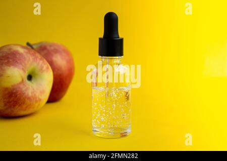 Huile parfumée aux pommes. Sérum cosmétique avec extrait de pomme. Extrait de graines de pomme. Soins du visage et du corps. Crème à base de plantes. Banque D'Images