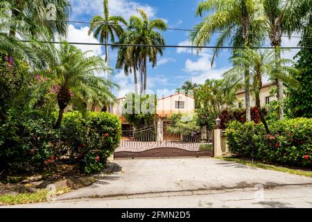 Photo d'une maison de luxe sur l'île de la Gorce à Miami Beach Florida USA Banque D'Images