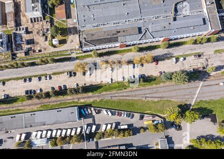 parking pour véhicules dans le quartier industriel. photographie aérienne avec drone Banque D'Images