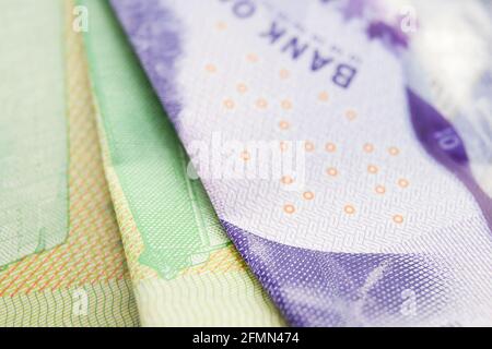 Texture de l'argent du papier canadien. Photo macro d'un billet canadien de dix dollars et d'un billet canadien de vingt dollars. Antécédents financiers ou d'investissement. Foc sélectif Banque D'Images