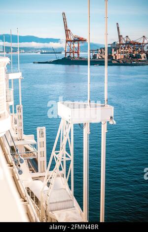 Point d'entrée pittoresque du port de Vancouver tôt le matin, par une journée ensoleillée. Front de mer avec grues industrielles, conteneurs de fret et camion-citerne. Transport ou Banque D'Images