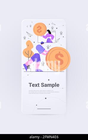 les hommes d'affaires font don d'argent à une nouvelle femme d'affaires qui tient des pièces financement participatif Illustration de Vecteur