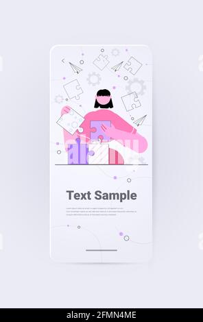 femme d'affaires mettant des pièces de puzzle ensemble le concept de solution de problème vertical Illustration de Vecteur