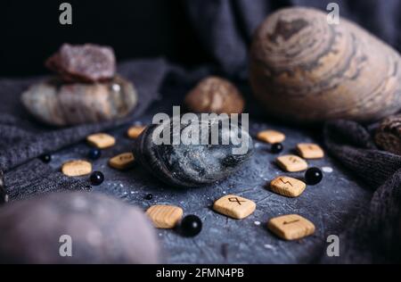 Placez votre produit sur la pierre d'une table de sorcière dans une atmosphère sombre. Maquette. Banque D'Images