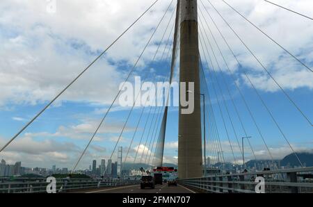 En voiture sur le pont de Stonecutters à Hong Kong. Banque D'Images