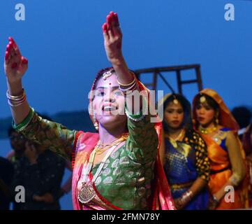 Une représentation traditionnelle de danse indienne sur le ghat au bord du Gange à Varanasi, Inde. Banque D'Images