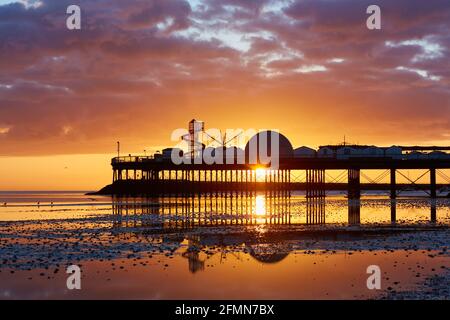 Herne Bay, Kent, Royaume-Uni. 11 mai 2021: Météo Royaume-Uni. Lever du soleil sur la jetée de Herne Bay. Avec le pays sortant de l'isolement et l'été approchant les stations côtières attendent un afflux de touristes que les gens vacances au Royaume-Uni. Le temps est prévu pour être chaud avec un mélange de soleil et de douches pour les prochains jours. Crédit : Alan Payton/Alay Live News Banque D'Images