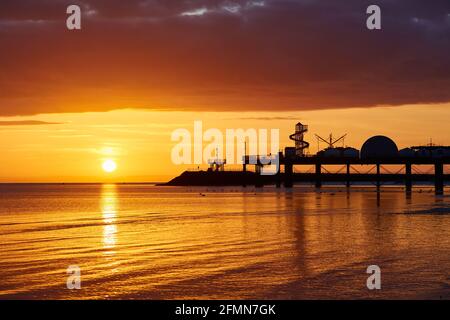 Herne Bay, Kent, Royaume-Uni. 11 mai 2021: Météo Royaume-Uni. Lever du soleil sur la jetée de Herne Bay. Avec le pays sortant de l'isolement et l'été approchant les stations côtières attendent un afflux de touristes que les gens vacances au Royaume-Uni. Le temps est prévu pour être chaud avec un mélange de soleil et de douches pour les prochains jours. Crédit : Alan Payton/Alay Live News Banque D'Images