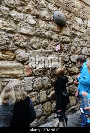 Pèlerins s'arrêtant à la 8e gare sur la via Dolorosa dans la vieille ville de Jérusalem. Banque D'Images