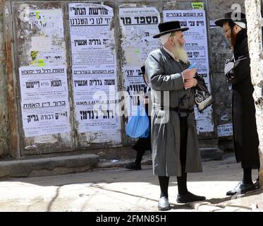 Hommes Hassidic socialisant dans le quartier de MEA Shearim à Jérusalem, Israël. Banque D'Images