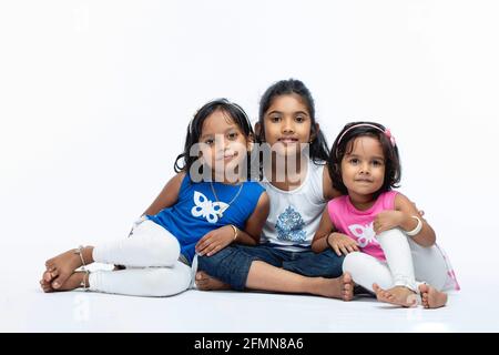 Enfants indiens, portrait de trois filles indiennes, isolé sur fond blanc. Banque D'Images