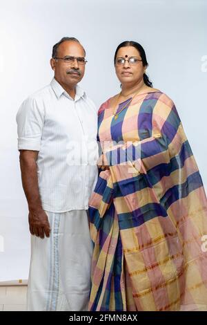 Couples indiens, portrait de couples indiens âgés heureux isolés sur fond blanc. Banque D'Images