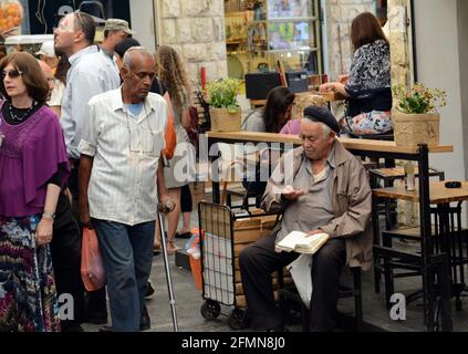 Le marché dynamique de Mahane Yehuda à Jérusalem, en Israël. Banque D'Images