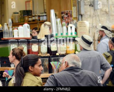 Le marché dynamique de Mahane Yehuda à Jérusalem, en Israël. Banque D'Images