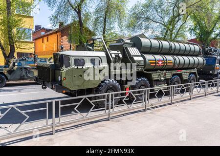 Samara, Russie - 6 mai 2021 : système de missiles antiaériens russe (SAM) S-400 Triumph sur la rue de la ville Banque D'Images