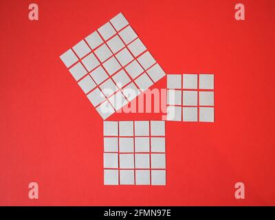 Démonstration géométrique du théorème pythagore avec des carrés en carton Banque D'Images