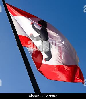 Berlin, Allemagne. 10 mai 2021. Le drapeau allemand et le drapeau de l'état de Berlin volent contre un ciel bleu. Credit: Jens Kalaene/dpa-Zentralbild/ZB/dpa/Alay Live News Banque D'Images