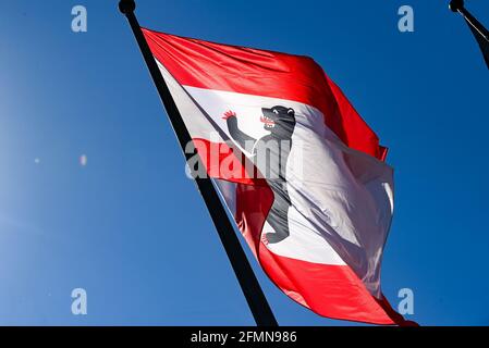 Berlin, Allemagne. 10 mai 2021. Le drapeau de l'état de Berlin vole contre un ciel bleu. Credit: Jens Kalaene/dpa-Zentralbild/ZB/dpa/Alay Live News Banque D'Images