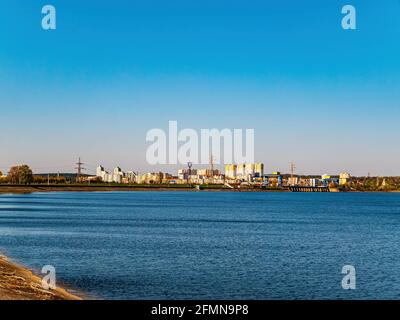 Réservoir artificiel de la centrale hydroélectrique de Kiev. Kiev mer. La ville de Vyshgorod. Rivière Dnepr. Horizon de la ville. Ciel bleu. Mer artificielle. Royaume-Uni Banque D'Images