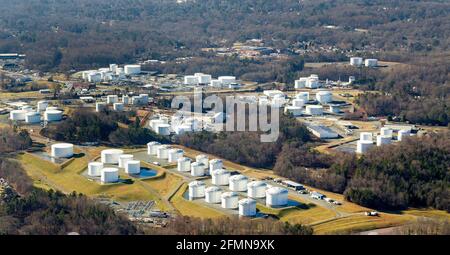 (210511) -- WASHINGTON, D.C., le 11 mai 2021 (Xinhua) -- photo de dossier non daté montre des chars d'assaut dans l'une des fermes-citernes de Colonial Pipeline aux États-Unis. Le président américain Joe Biden a déclaré le 10 mai 2021 que son administration était prête à prendre des mesures supplémentaires pour répondre à l'attaque de cybersécurité sur le pipeline colonial, qui est le plus grand pipeline de produits raffinés aux États-Unis (Colonial Pipeline/Handout via Xinhua) Banque D'Images