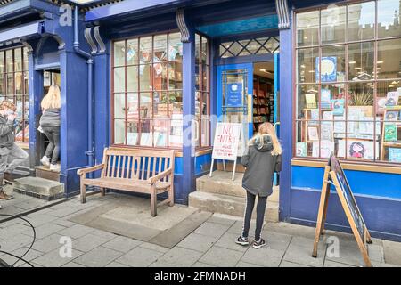 Jeunes amateurs de livres à l'entrée et à la sortie séparées de la librairie de Blackwell sur Broad Street, Oxford, Angleterre, pendant la pandémie Covid-19. Banque D'Images